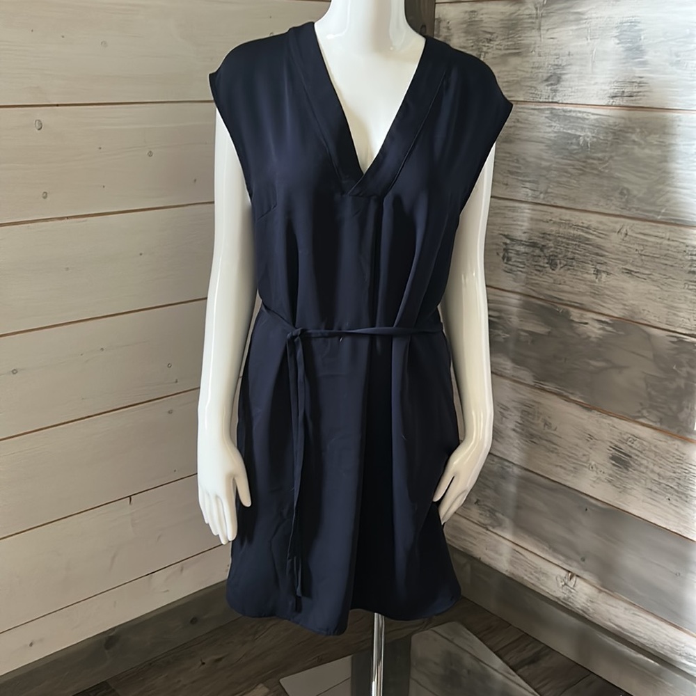 H&M navy shift dress can be worn with or without belt. Excellent condition!